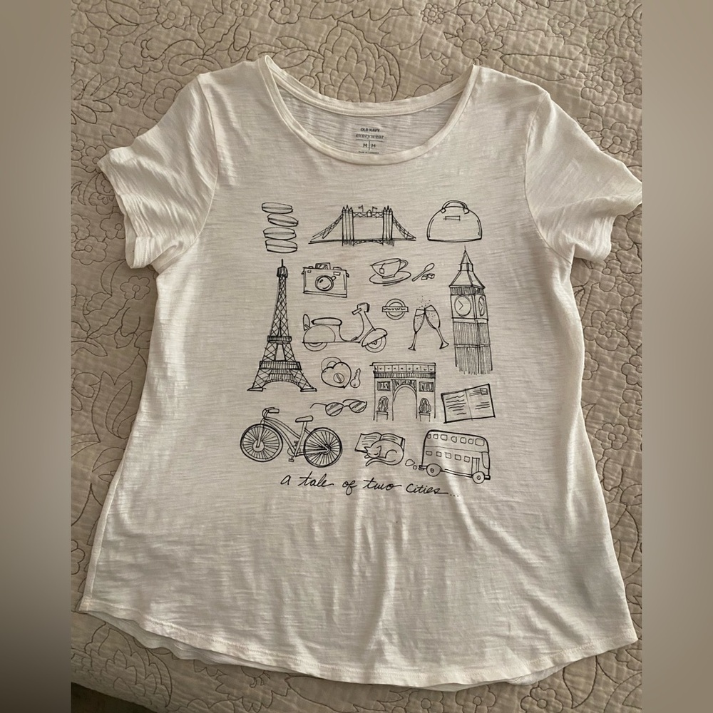 Old Navy Everywear A Tale of Two Cities cotton tee size m